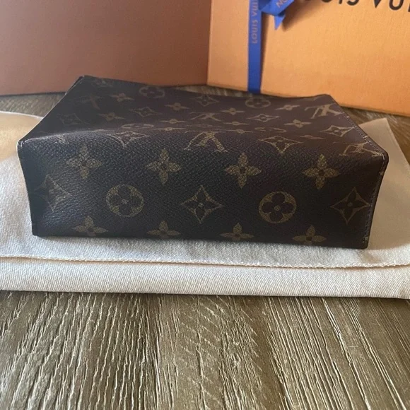 Classic Louis Vuitton Toiletry 19 - Picture 5 of 11